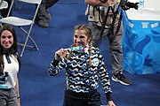 Deutsch: Boxen bei den Olympischen Jugendspielen 2018 Tag 12, 18. Oktober 2018 - Medaillenzeremonie im Leichtgewicht der Mädchen - Gold: Caroline Sara DuBois (Großbritannien), Silber: Porntip Buapa (Thailand), Bronze: Oriana Saputo (Argentinien); Medaillenübergabe durch Habu Gumel (IOC, Nigeria), Geschenkübergabe durch Raymond Silvas (USA, AIBA). English: Boxing at the 2018 Summer Youth Olympics on 18 October 2018 – Girl's Lightweight Medal Ceremony - Gold: Caroline Sara DuBois (Great Britain), Silver: Porntip Buapa (Thailand), Bronze: Oriana Saputo (Argentina); Medal handover by Habu Gumel (IOC, Nigeria), Gift presented by Raymond Silvas (USA, AIBA). Español: Boxeo en los Juegos Olímpicos Juveniles de Verano de 2018 en 18 de octubre de 2018 - Ceremonia de la Medalla de peso ligero para niñas - Oro: Caroline Sara DuBois (Gran Bretaña), Plata: Porntip Buapa (Thailand), Bronce: Oriana Saputo (Argentina); Entrega de medallas por Habu Gumel (COI, Nigeria), Regalo presentado por Raymond Silvas (EE. UU., AIBA).