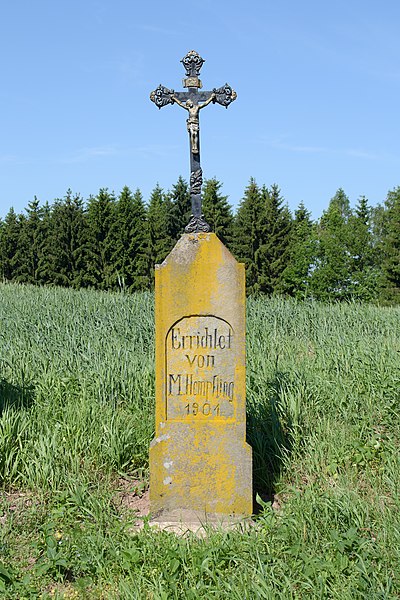 File:Brauersdorf - Kreuz Kreisstraße KC4.jpg