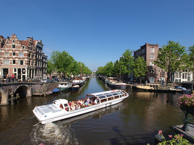 File:Brouwersgracht vanaf een brug.JPG