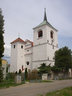 Kostel sv. Gotharda v Brozanech nad Ohří z vchodové strany