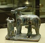 Man som mjölkar buffel, skulptur i flera delar, 1100- till 1200-talet, funnen i norra Syrien, Louvren.