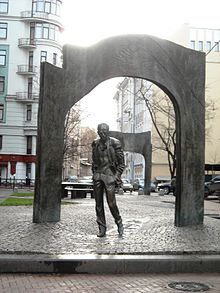 Emlékmű Bulat Okudzhava tiszteletére a moszkvai Arbat utcában.