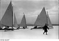 Bundesarchiv Bild 102-00779, Berlin, Müggelsee, Eissegeln.jpg