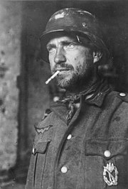 Bundesarchiv Bild 183-R1222-501, Stalingrad, deutscher Soldat mit Zigarette.jpg