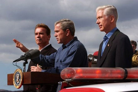 Governor-elect Arnold Schwarzenegger (left) and Governor Gray Davis (right) with President George W. Bush in 2003