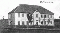 Historická budova školy v Horské Kvildě postavená v letech 1894–1897