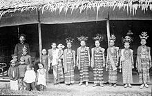 Lampung girls in dance costume at the time of the Dutch East Indies. COLLECTIE TROPENMUSEUM Dansmeisjes van Lampong te Menggala TMnr 10004587.jpg