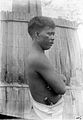 Een Batakse dwangarbeider van de Nieuw-Guinea Expeditie 1921-'22