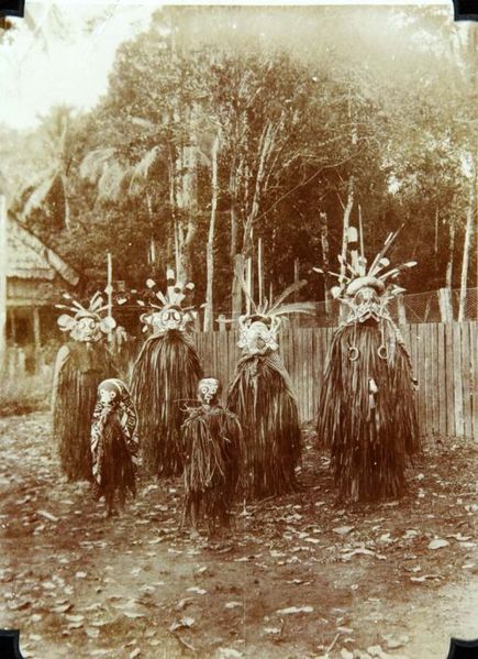 File:COLLECTIE TROPENMUSEUM Een maskerdans in Laham ter gelegenheid van de aankomst van pater Groen TMnr 60051453.jpg