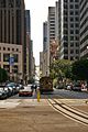 Канатный трамвай Сан-Франциско проходит по улице Калифорния в финансовом районе города.