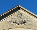 Français : blason de la ville de Caen sur le gable du manege de l'ancienne académie d'équitation de Caen, construite par Gustave Auvray en 1863-1866.