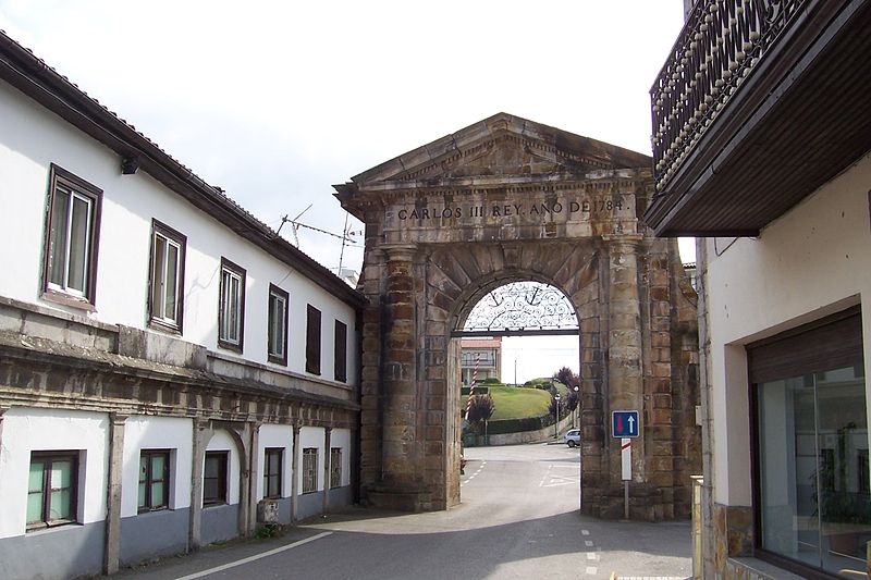 Cantabria La Cavada puerta CarlosIII lou.jpg