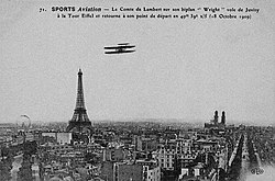 Carlos Alexandre, conde de Lambert sobrevoando a Torre Eiffel no biplano Wrigth, 18 de outubro de 1909.jpg