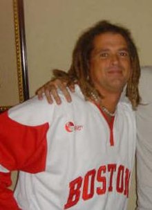 Singer Carlos Vives reached the #1 position with the hit "Dejame Entrar" (Eng: Let me in), this song spent 2 consecutive weeks at the peak position Carlosvivesbos.jpg