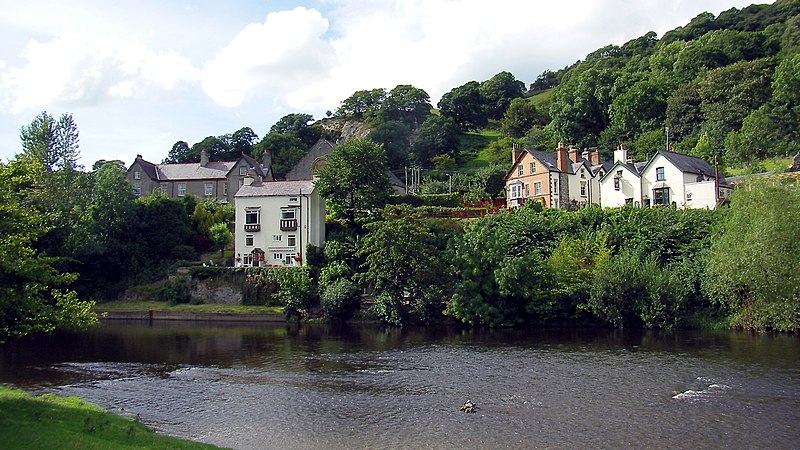 File:Carrog by the Dee - panoramio.jpg