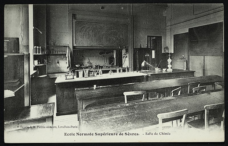 File:Carte postale - Sèvres - Ecole Normale Supérieure de Sèvres - Salle de Chimie.jpg