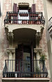 Un balcó suportat per un arc escarser, a la casa Queraltó, obra de Josep Plantada i Artigas