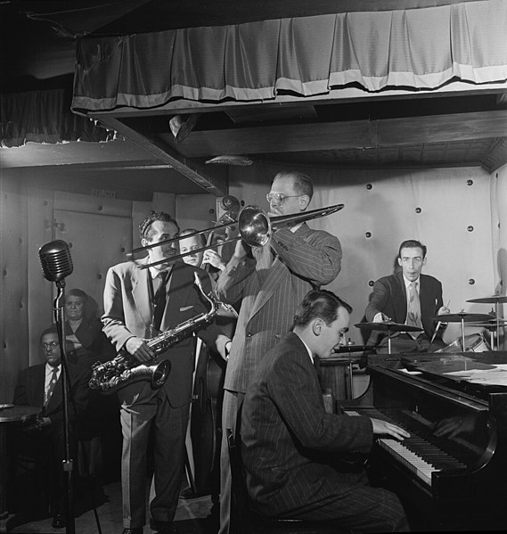 File:Charlie Ventura, Curley Russell, Bill Harris, Ralph Burns, and Dave Tough, Three Deuces, New York, N.Y., ca. Apr. 1947 (William P. Gottlieb 00911).jpg