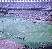 Interior do estádio na configuração para futebol americano