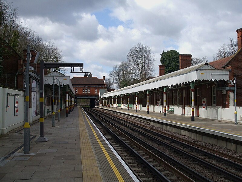 File:Chigwell station look west.JPG