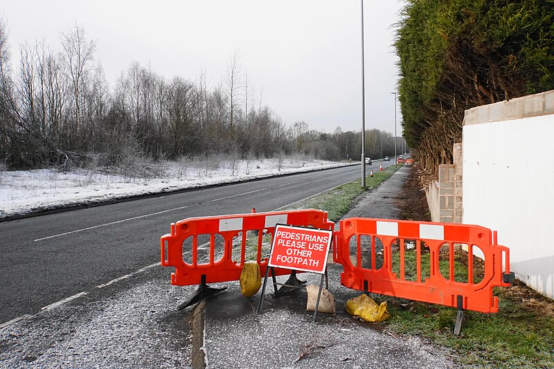 File:Closed footpath by the A5080 - geograph.org.uk - 6041652.jpg