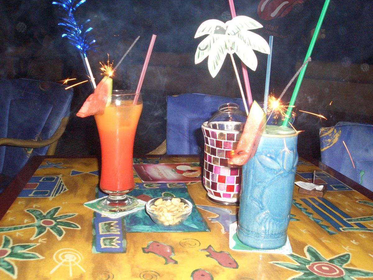 https://upload.wikimedia.org/wikipedia/commons/thumb/f/f8/Cocktails_03.jpg/1200px-Cocktails_03.jpg