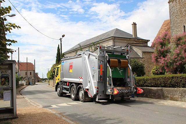 רכב לפינוי אשפה הוא משאית המשמשת לאיסוף פסולת ולפנותה למטמנות ואתרי מיחזור.