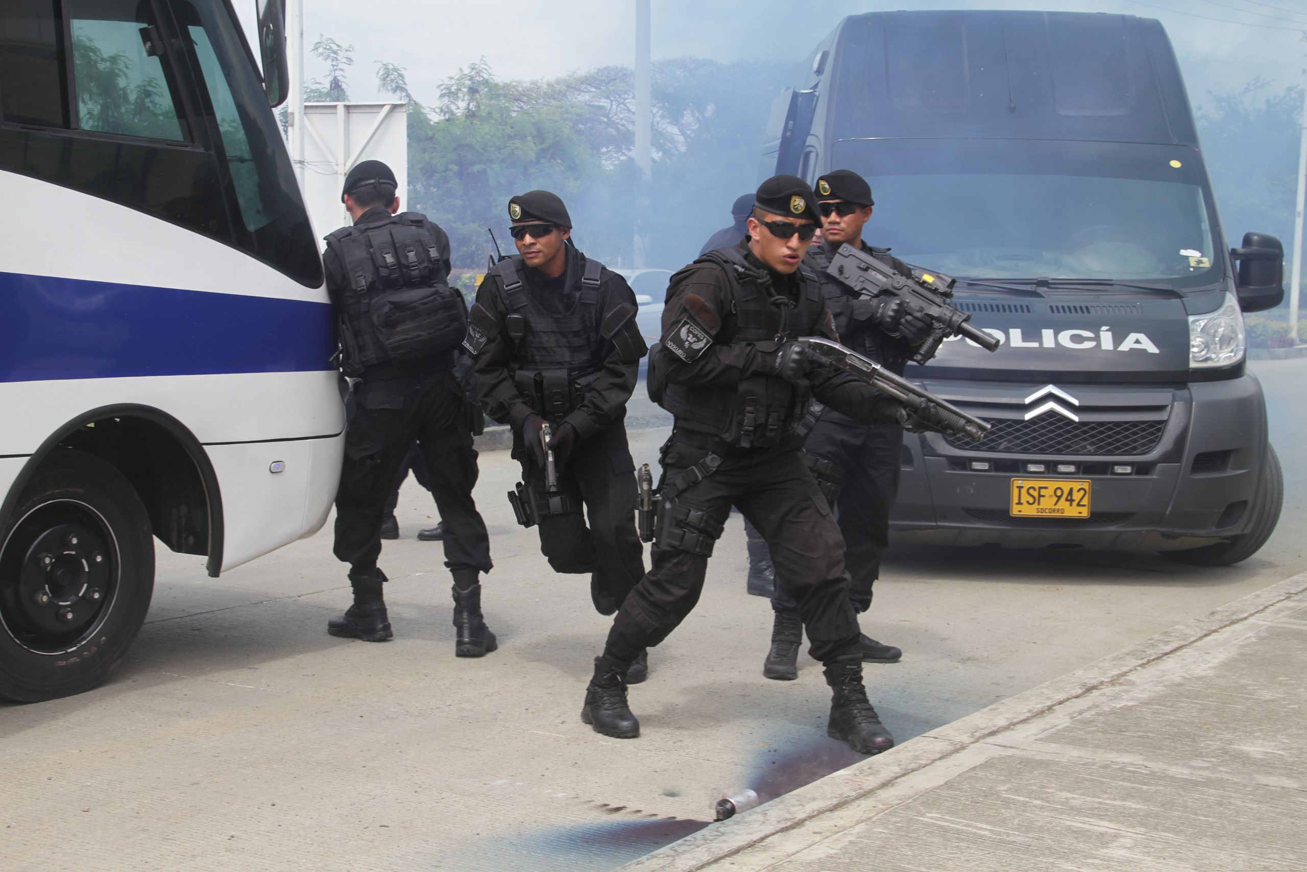 File:Placa de la Policía Nacional de Colombia (6053909164).jpg - Wikimedia  Commons