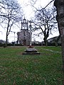 Foto do cruceiro da igrexa da Sionlla con flores.