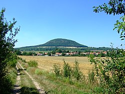 Pohled na horu Říp a obec Ctiněves od jihovýchodu