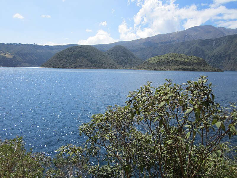 File:Cuicocha, Ecuador Reserva ecológica Cotacachi-Cayapasm,,.jpg