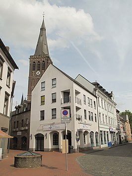 Dülken, toren van de Pfarrkriche Sankt Cornelius in straatzicht