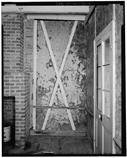 File:DETAIL OF CROSSED MEMBERS, SOUTH WALL OF NORTHWEST ROOM - Planter's Cabin, 7815 Highland Road, Baton Rouge, East Baton Rouge Parish, LA HABS LA,17-BATRO,9-9.tif