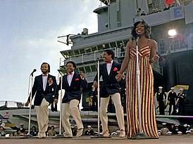 Gladys Knight & The Pips, выступление на борту авианосца «Рейнджер», 1 ноября 1981 г. Слева направо: Уильям Гест, Эдвард Паттен, Бубба Найт, Глэдис Найт.