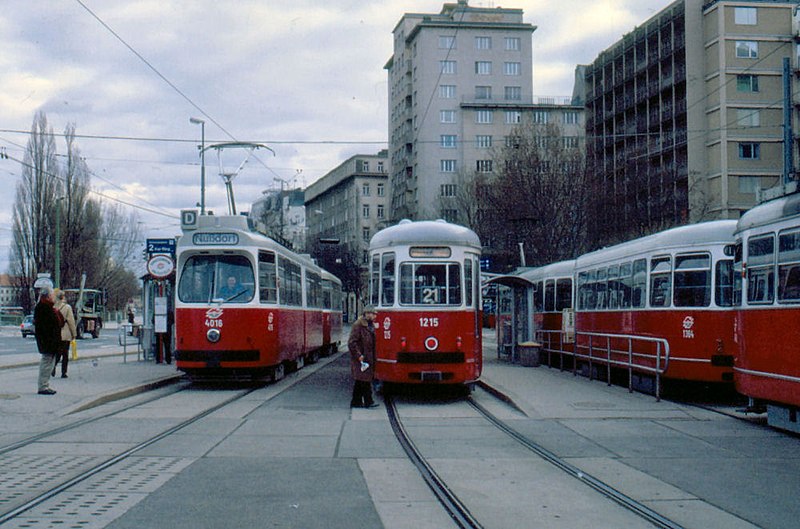 File:D E2 4016 Ablenkung Demo Schwedenplatz 2000-02-09.jpg