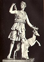 Diana, boginja lune, lova in plodnosti; Artemida s košuto, bolj znana kot Diana iz Versaillesa. Marmor, rimska kopija, cesarska doba (1.-2. st. n. št.).