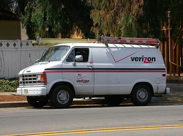 Service van with Verizon's former logo and livery