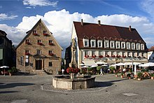 Blick über den Marktplatz zum Tauberländer Dorfmuseum