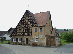 Egensbach 302 - Baudenkmal D-5-74-145-12: Wohnstallhaus, eingeschossiger Steildachbau mit reichen Fachwerkgiebeln, wohl noch 17. Jahrhundert, um seitlichen Erkeranbau erweitert, wohl 2. Hälfte 19. Jahrhundert