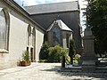 Église paroissiale Saint-Pierre-et-Saint-Vincent-Ferrier : vue extérieure partielle et le monument aux morts.