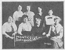 Kelompok delapan putih wanita di tahun 1916, berpose bersama dengan spanduk yang bertuliskan "Monticello Hak pilih Club".