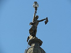 Estatua en la cima del edificio Diario La Prensa.JPG