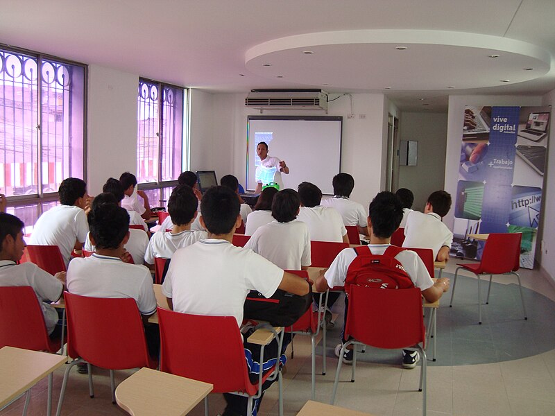 File:Estudiantes IETI Clase.JPG