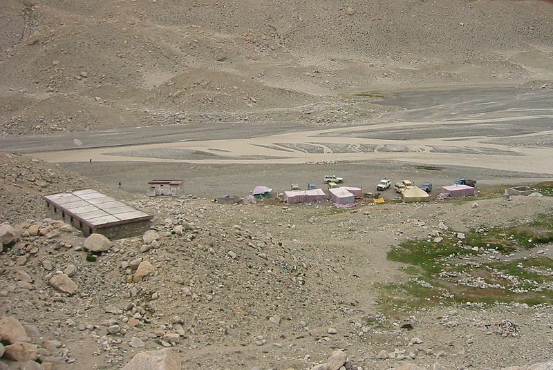 File:Everest Tibet Base Camp looking West from hillside August 03 2002.jpg