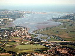 Exeestuariet fotograferad från en ballong ovanför Exeter. Motorvägen M5 syns i förgrunden; Topsham till vänster närmast ovanför vägen och Exmouth vid flodmynningen mittemot Dawlish Warren.