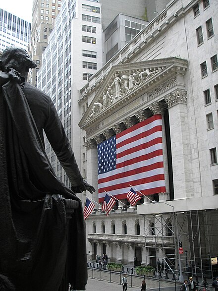 George Washington overlooks the New York Stock Exchange