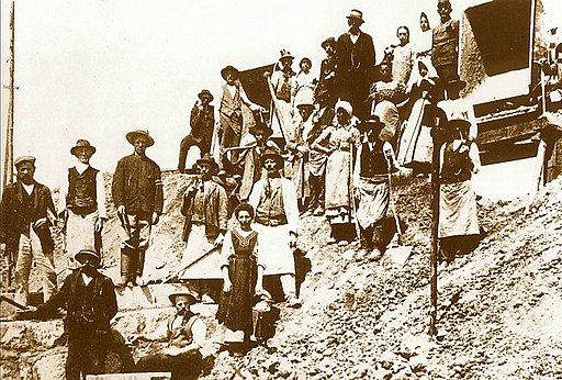 Femmes au travail parmi les hommes lors de la construction de la ligne du Semmering (Technisches Museum Wien, Coll. Lamming)