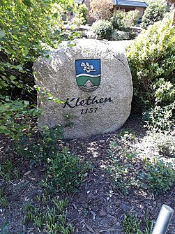 Boulder with coat of arms in Klethen on the village square