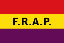 Flagge mit drei Streifen: Rot, Gelb, Violett. Darauf die Buchstaben FRAP