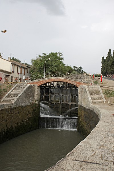 File:Fonsérannes-Ponceau de l' écluse n° 5.jpg